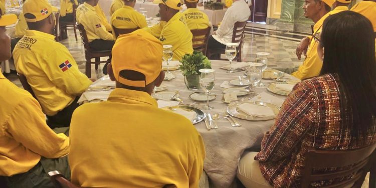 Presidente Abinader califica de héroes a bomberos forestales