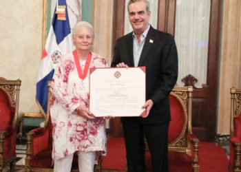 Presidente Abinader concede Orden Heráldica de Cristóbal Colón a la señora Rosa Margarita Bonetti, mejor conocida como Pirigua