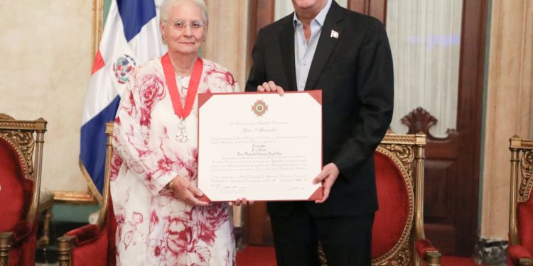 Presidente Abinader concede Orden Heráldica de Cristóbal Colón a la señora Rosa Margarita Bonetti, mejor conocida como Pirigua