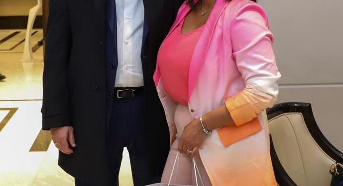 Presidente Abinader sorprende dominicana residente en Londres y le entrega pedido de Café