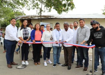 EGEHID construye aceras y contenes en distrito municipal La Cuesta