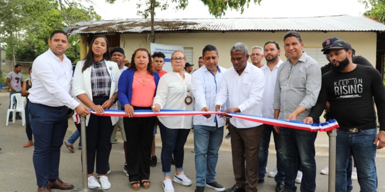 EGEHID construye aceras y contenes en distrito municipal La Cuesta