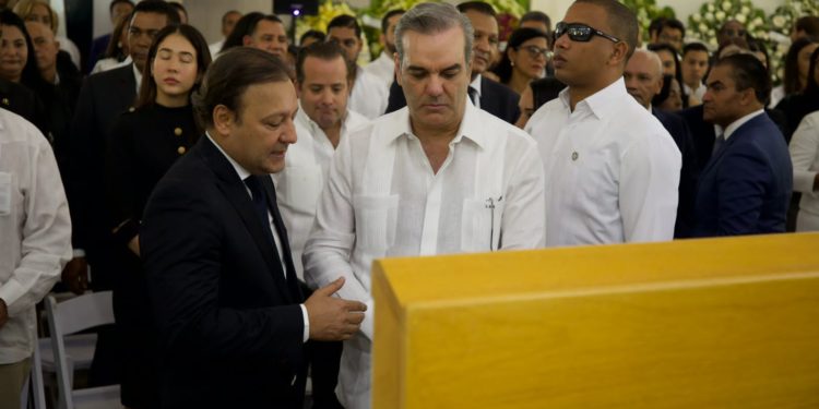 Presidente Abinader se solidariza con Abel Martínez por fallecimiento de su madre