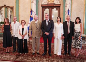 Presidente Abinader concede nacionalidad dominicana al afamado escritor peruano Mario Vargas Llosa