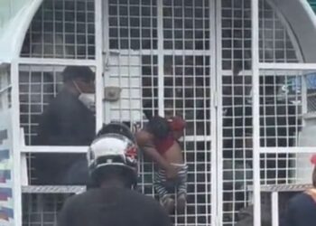 Cancelan empleado de migración que participó en operativo donde sale una señora con un niño