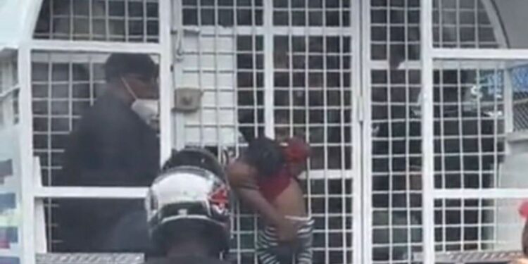 Cancelan empleado de migración que participó en operativo donde sale una señora con un niño
