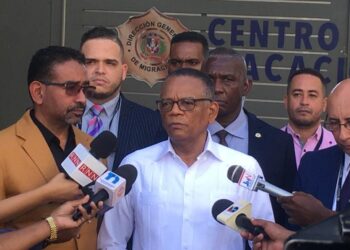Venancio Alcántara barre con personal de Migración en el Centro de Retención de Haina