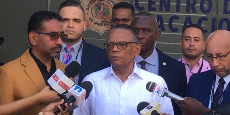 Venancio Alcántara barre con personal de Migración en el Centro de Retención de Haina