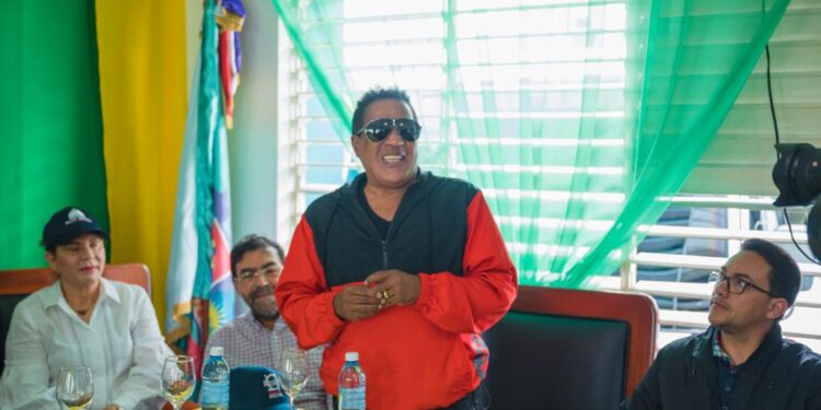 Kinito Méndez agradece rápida respuesta del presidente Luis Abinader en su comunidad de Padre Las Casas