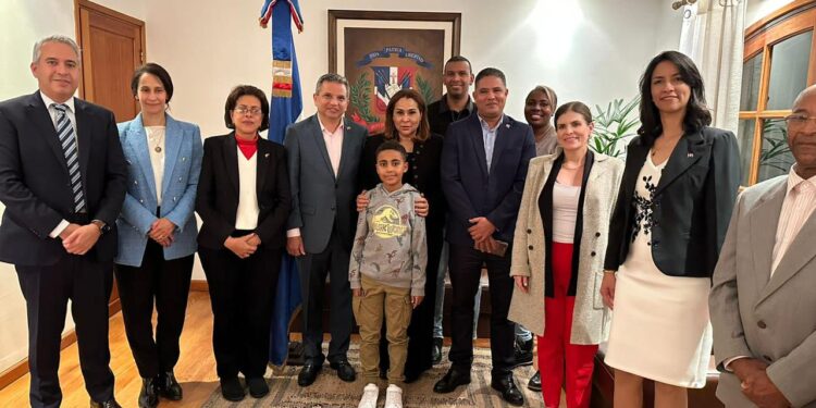 Ministra de la Mujer se reúne con autoridades y la comunidad de la diáspora en Uruguay