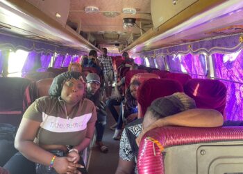 Agentes de Migración apresan Autobús con 9 haitianos indocumentados en su interior