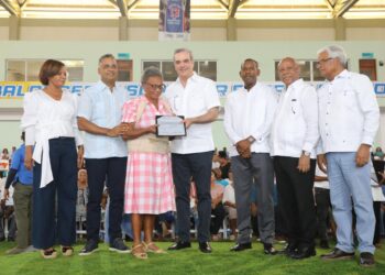 Presidente Abinader entregó 1,280 certificados de títulos a residentes de Sabana Grande de Boyá