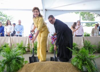 Vicepresidenta encabeza primer picazo para la construcción de la Parroquia San Andrés Apóstol en Santiago