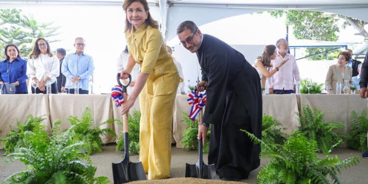 Vicepresidenta encabeza primer picazo para la construcción de la Parroquia San Andrés Apóstol en Santiago