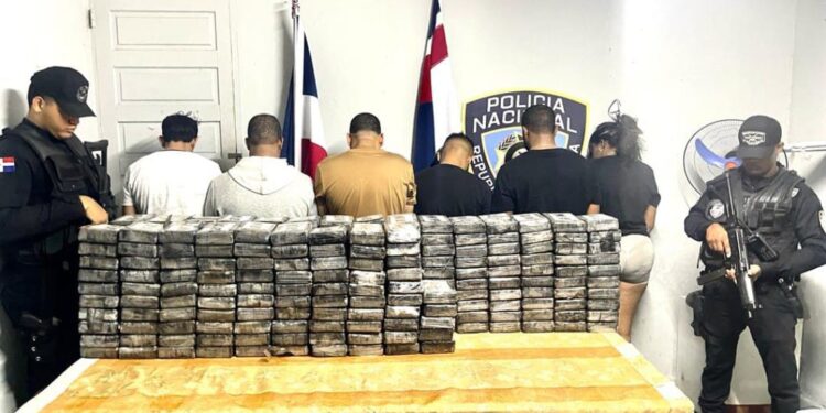 Patrullas policiales preventivas ocupan en Barahona 245 paquetes de presunta cocaína