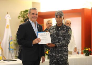 Presidente Abinader encabeza graduación por primera vez de 757 policías en derechos humanos y convivencia ciudadana