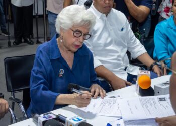 Milagros Ortiz Bosch y más de cien jovenes primer votantes inscriben precandidatura presidencial de Luis Abinader en el PRM