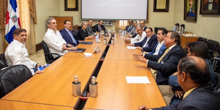 Presidente Abinader se reúne con Comisión Interministerial y sector arrocero para dar seguimiento al diálogo del arroz en el DR-Cafta