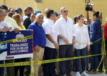 Presidente Abinader supervisa trabajos canalización y saneamiento cañada Las 800 del sector Los Ríos