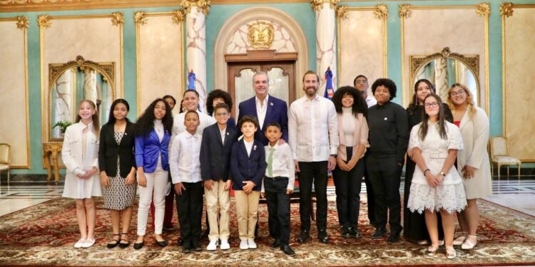 Presidente Abinader recibe estudiantes meritorios hijos de dominicanos en el exterior