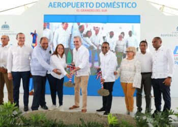 Presidente Abinader da primer palazo para construcción de muelle de cruceros en Barahona y aeropuerto en San Juan