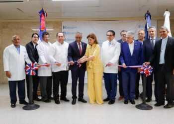 Vicepresidenta Raquel Peña entrega moderno tomógrafo en hospital de Santiago y participa de actividades del sector empresarial