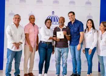 El Gobierno entrega bonos de emergencia a comerciantes de Elías Piña