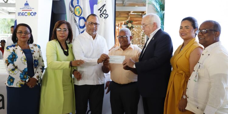 IDECOOP y Banco Agrícola entregan 212 préstamos a igual número de cooperativas