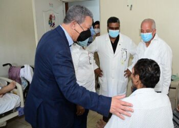 Leonel visita hospital Salvador B. Gautier y confirma el abandono en el que Abinader tiene los centros de salud