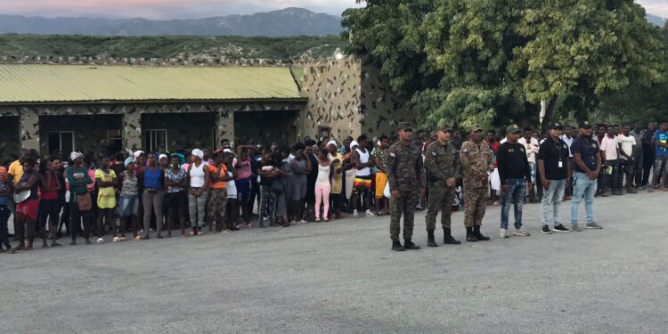 Migración deporta grupo de 324 nacionales haitianos que entró de forma ilegal por Bahoruco
