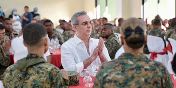 Presidente Abinader almuerza con comunitarios de la región Enriquillo en Barahona, y con miembros 5ta Brigada de Infantería del ERD