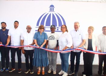 Gobierno entrega escuelas, muelle pesquero y otras obras en SC