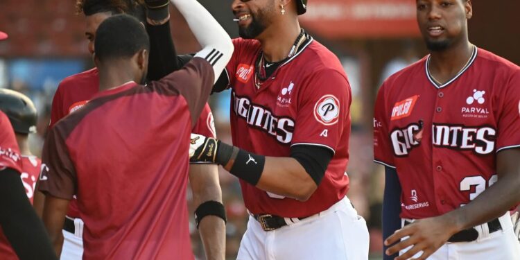 Gigantes se mantienen con vida venciendo 4-1 a Las Estrellas&nbsp;