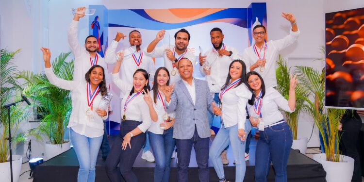 EDESUR entrega el reconocimiento “Joven de Luz”, a 10 colaboradores meritorios de la empresa