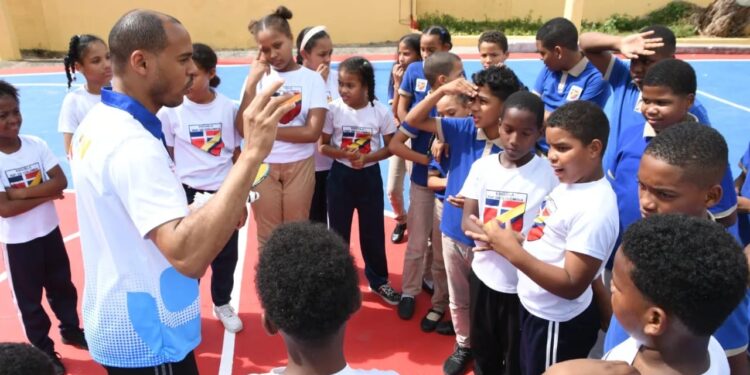 INEFI realiza exhibición y charlas deportivas en la Escuela Básica República de Colombia