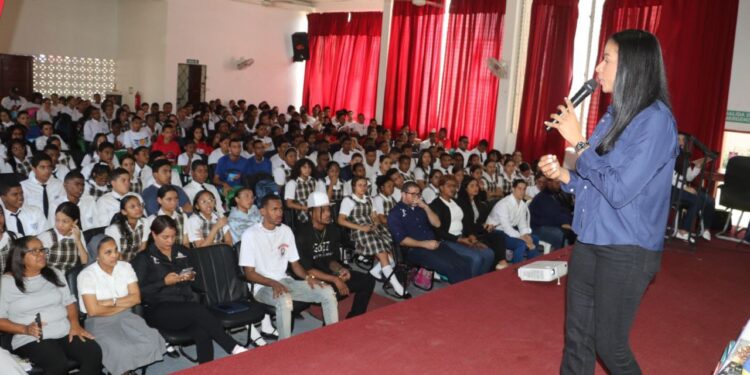 Gina Mambrú y “Atletas con INEFI” impartencharla en Instituto Politécnico Ángeles Custodios