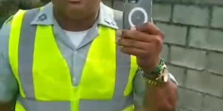 Destituyen de sus funciones mayor de la DIGESETT que tuvo altercado con patrulleros en autopista Samaná