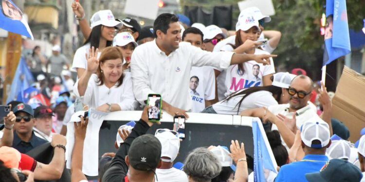 Kelvin Cruz encabeza multitudinaria caravana en La Vega.
