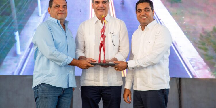 Presidente Abinader inaugura 7 obras en Monseñor Nouel y La Vega