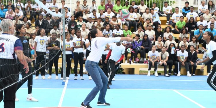 INEFI y grandes atletas dominicanos llevan deporte a Ciudad Juan Bosch