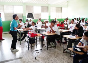 Minerd participa en apertura del primer taller para capacitar a estudiantes líderes en disciplinas deportivas