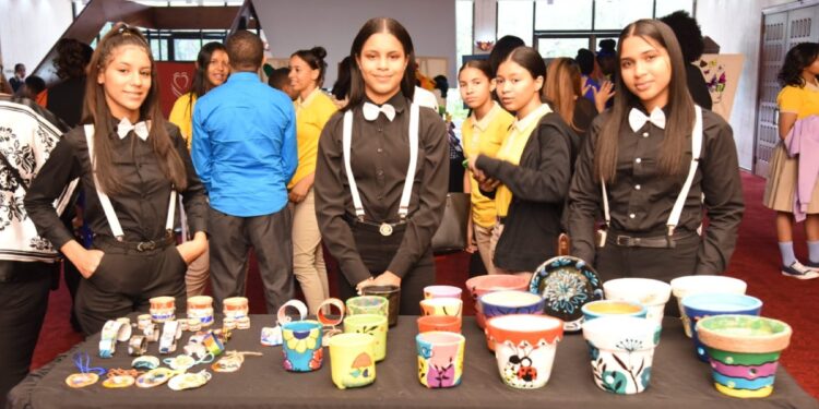 Minerd inicia Gala de Centro de la Modalidad en Arte en todas las escuelas del país