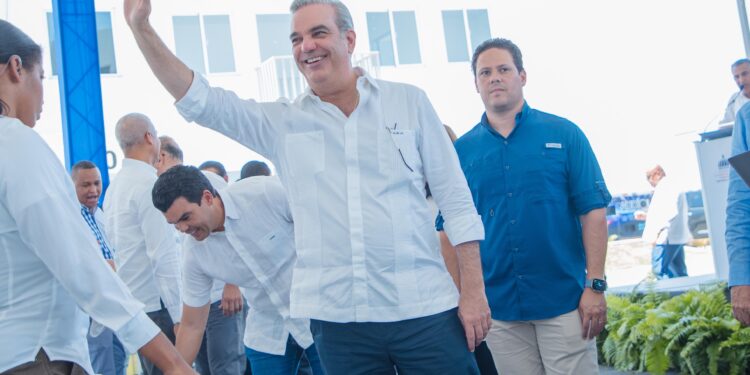 Abinader deja inaugurado en Santiago la rehabilitación de carretera Navarrete-Montecristi, entrega 300 apartamentos e inicia trabajos sistema de abastecimiento de agua potable