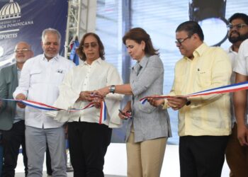 Gobierno entrega remozados campo de fútbol y polideportivo en San Cristóbal