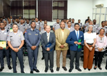 UTECO entrega certificados a 51 agentes de la Policía Nacional capacitados en Derechos Humanos