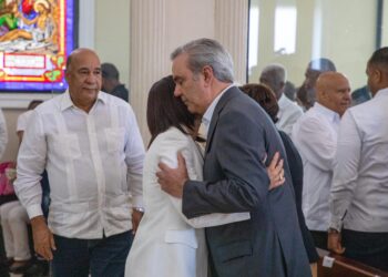 Presidente Abinader asiste a misa en solidaridad con familiares de las víctimas por incendio en carnaval de Salcedo