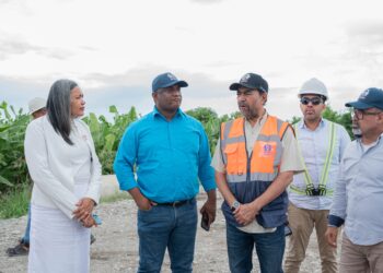 Director del INDRHI supervisa trabajos en Azua de Compostela