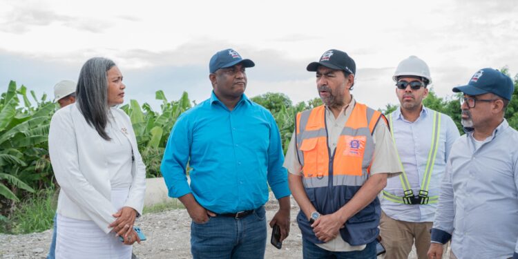 Director del INDRHI supervisa trabajos en Azua de Compostela