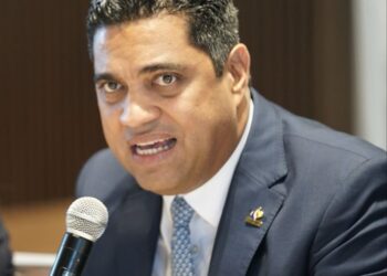 Kelvin Cruz instruye a alcaldes a sumarse a organismos de socorro ante el paso de Beryl