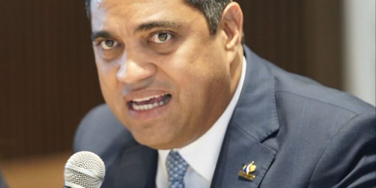 Kelvin Cruz instruye a alcaldes a sumarse a organismos de socorro ante el paso de Beryl